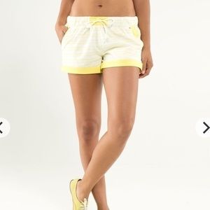 Lululemon Sz 6 Play All Day Short Twin Stripe Sizzle / Sizzle yellow EUC